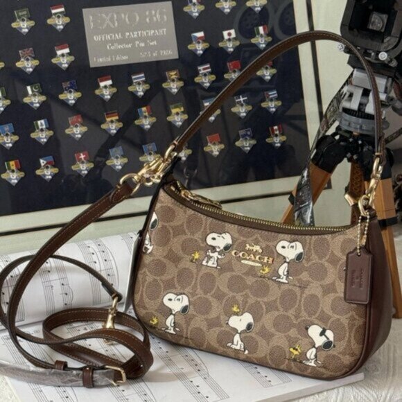 NWT Coach X Peanuts Teri Shoulder Bag In Signature Canvas With Snoopy Print - Picture 1 of 4